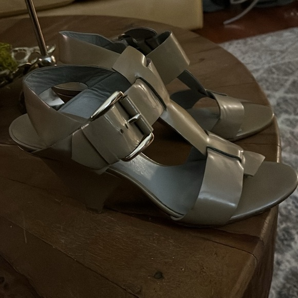 Elevate your style with Chloe Patent Leather Strappy Sandal/. 40 - Picture 3 of 5